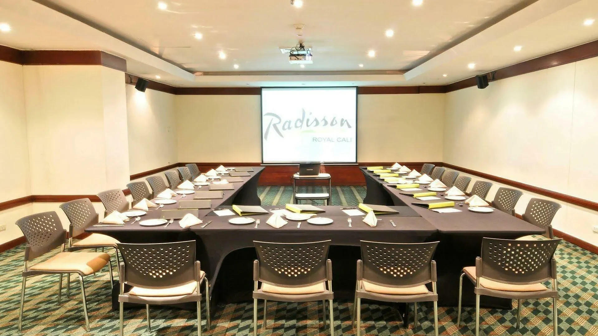 Nh Cali Royal Hotel 4*,